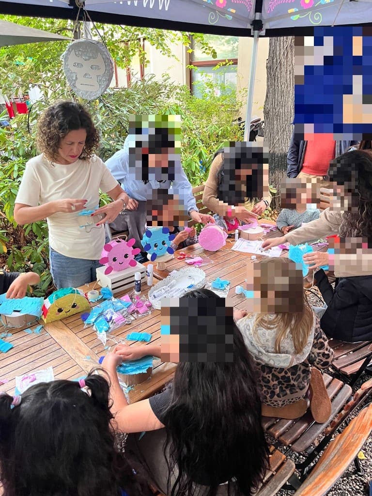 Piñata-Workshop an einem langen Tisch